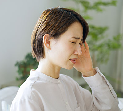 頭をおさえる女性