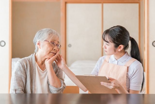 高齢女性の世話をする若い女性