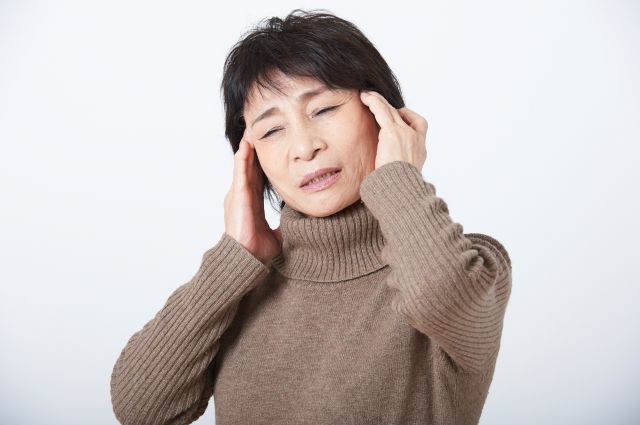 頭痛を感じる女性
