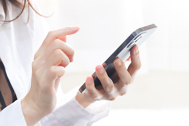 スマホを操作する女性