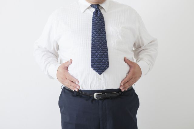 肥満体型のスーツ男性