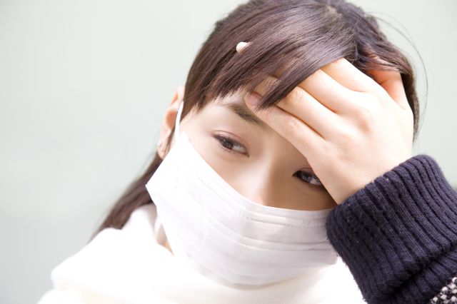 発熱を感じる女性
