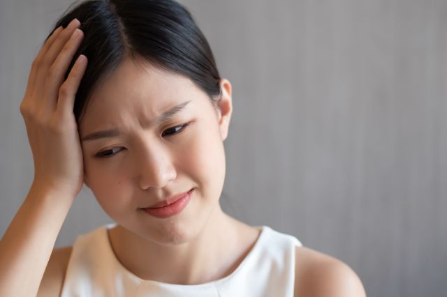 頭痛を感じる女性