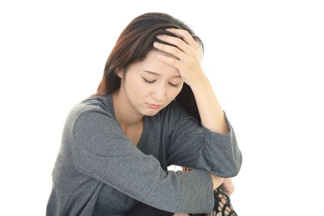 めまいを感じる女性