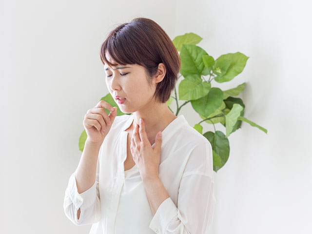 呼吸器内科イメージ咳をする女性