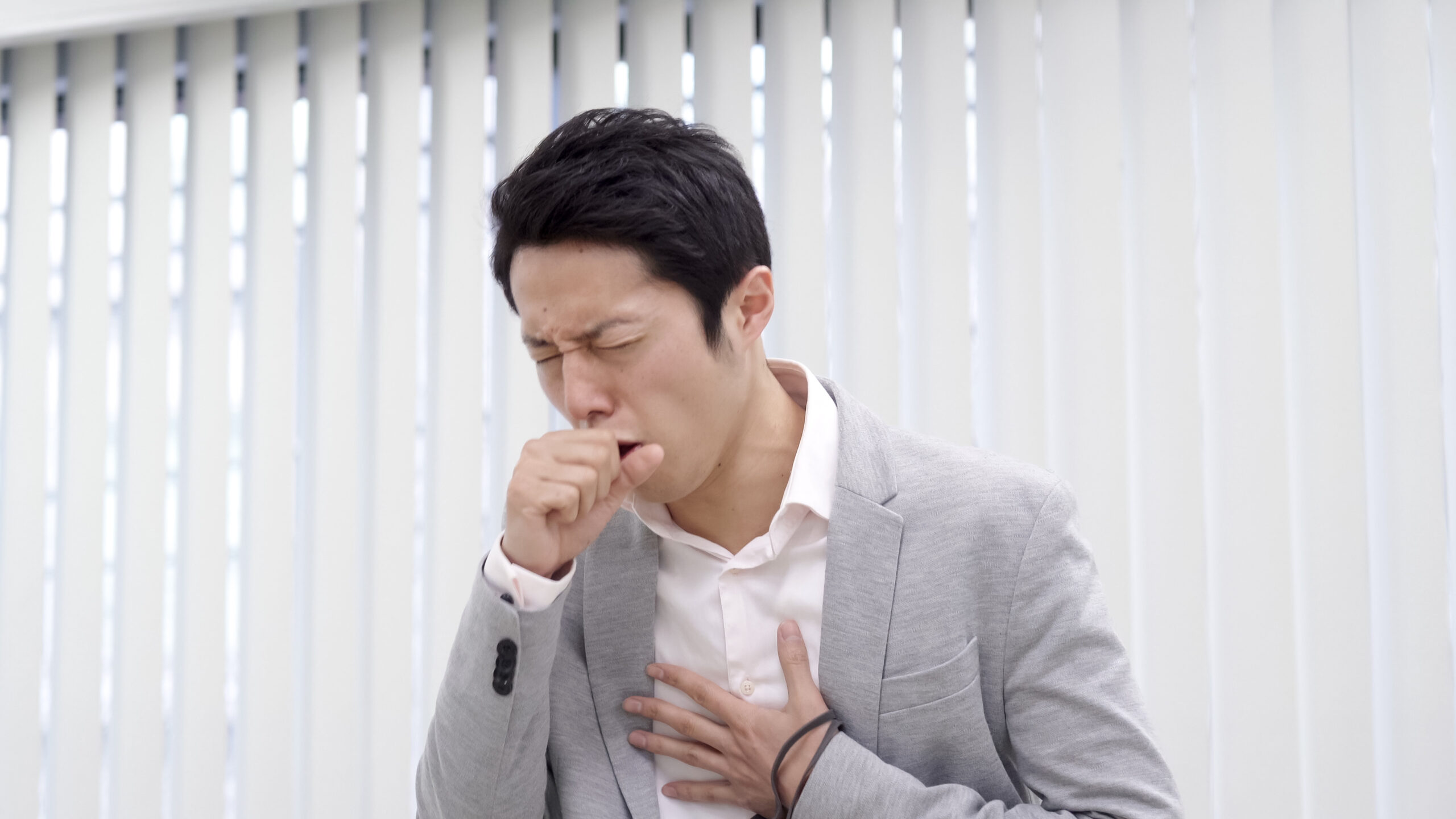 咳をする男性